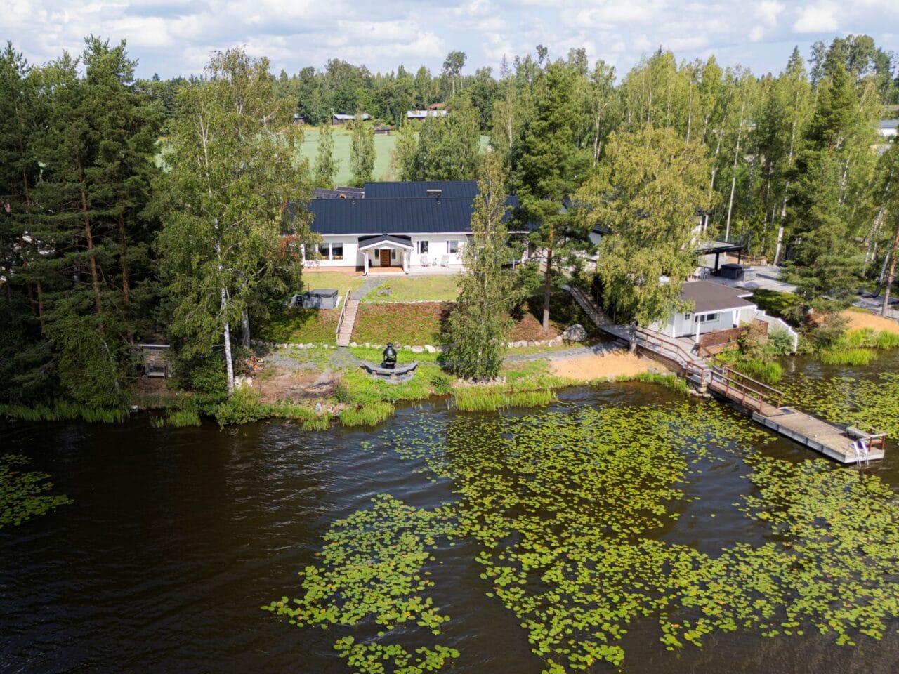 Julkisivu järveltä