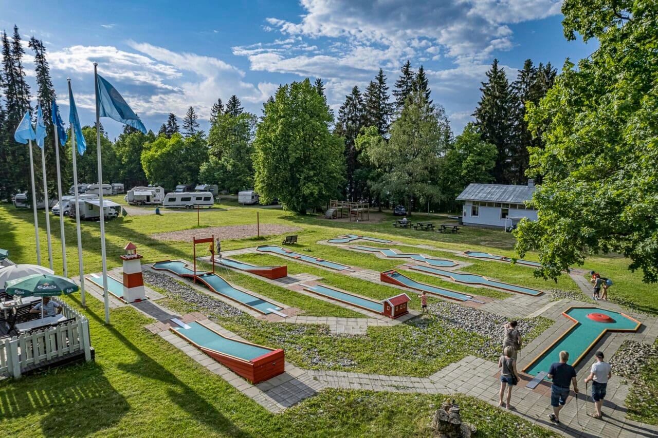 Playing minigolf is fun.