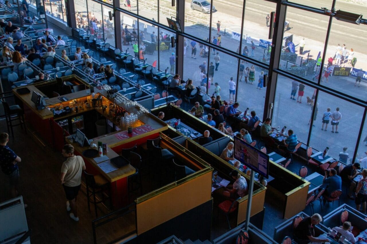 Katsomoravintola Grand Prix kuvattuna ylhäältä käsin. Katsojat katsovat raveja.