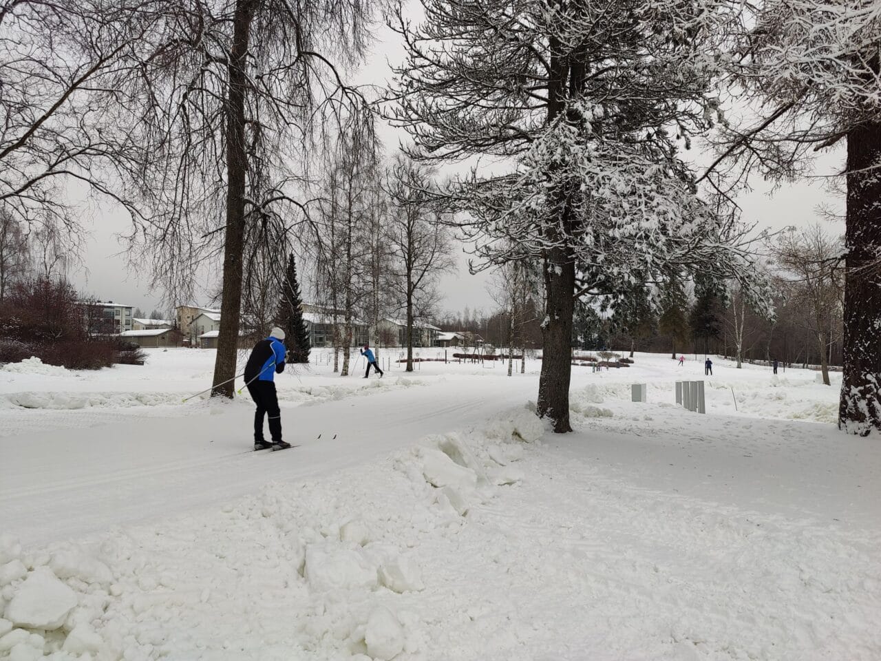 Hiihtäjä hiihtää ladulla.
