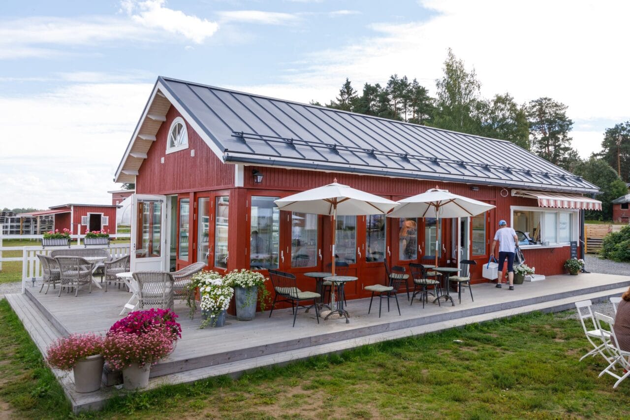 Suttisen kahvila ulkoa kuvattuna