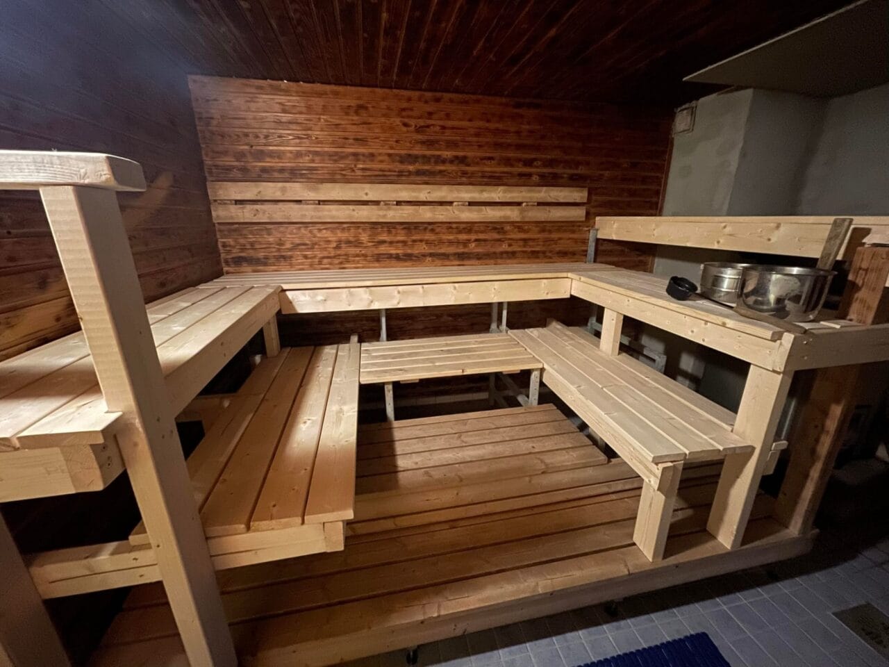 Huvilan saunan löylyhuone