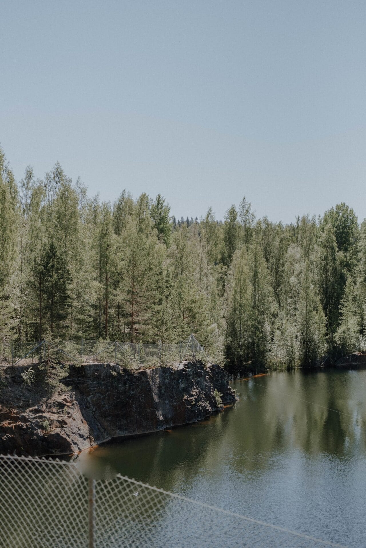 Vedellä täyttynyt kaivoskuilu
