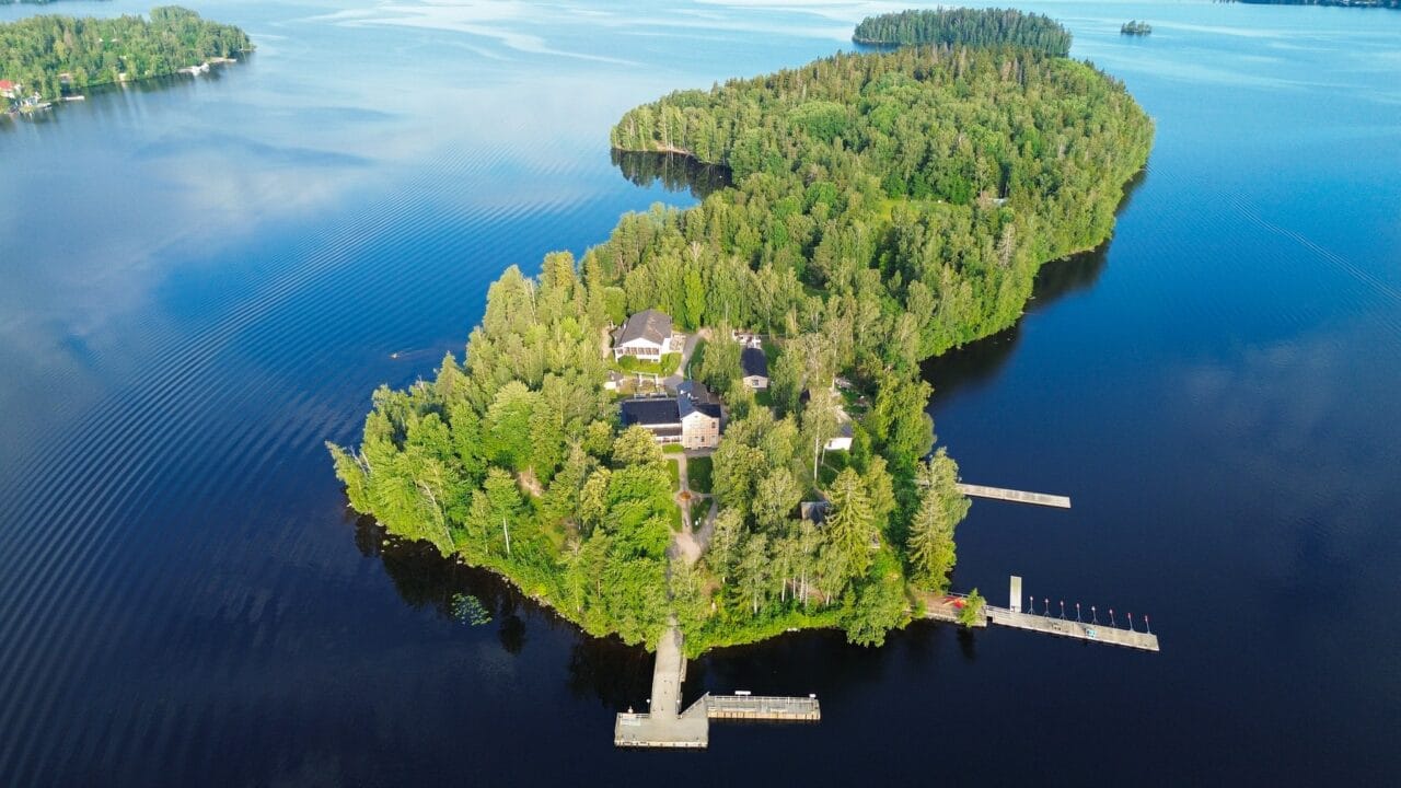 Dronella otettu kuva Viikinsaaresta kesällä.