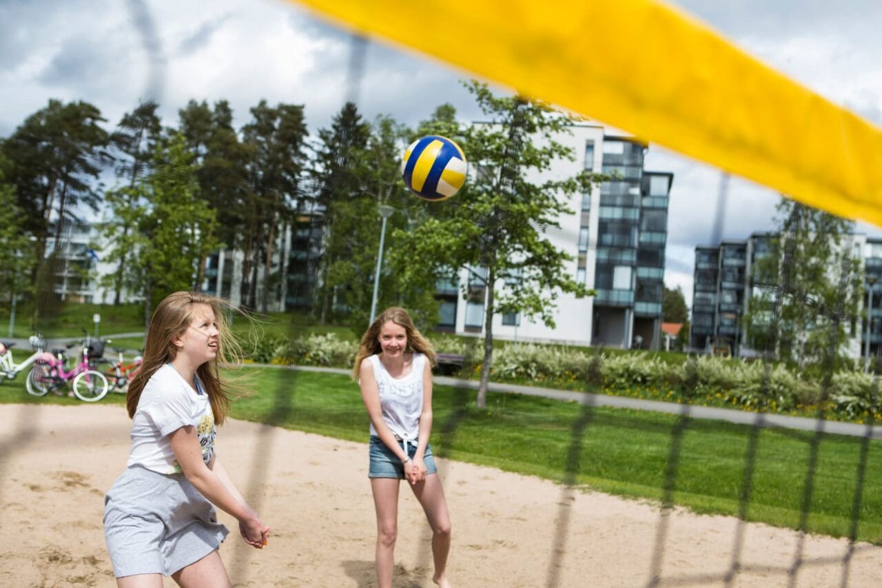 Beach volleyn pelaamista.