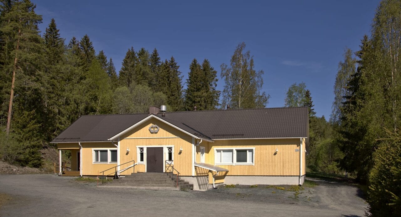 Vahannan nuorisoseurantalo edestä