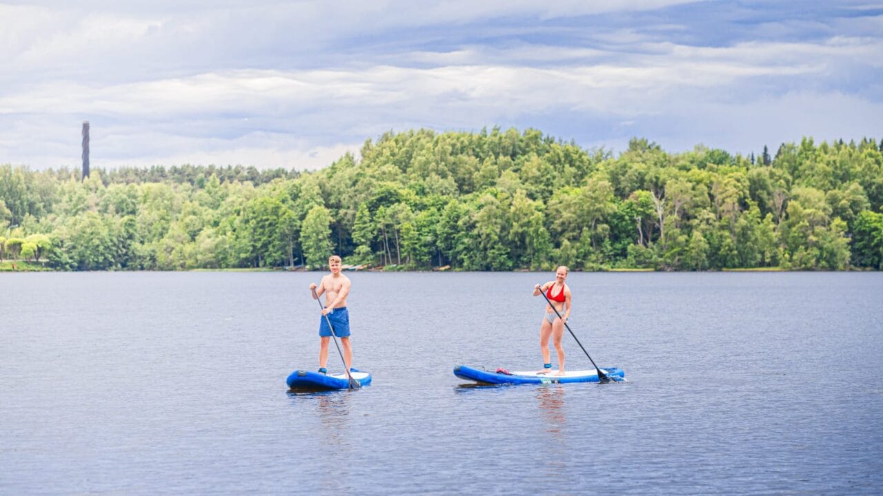 Enjoy sup boarding with friends in Tohloppi Wake.