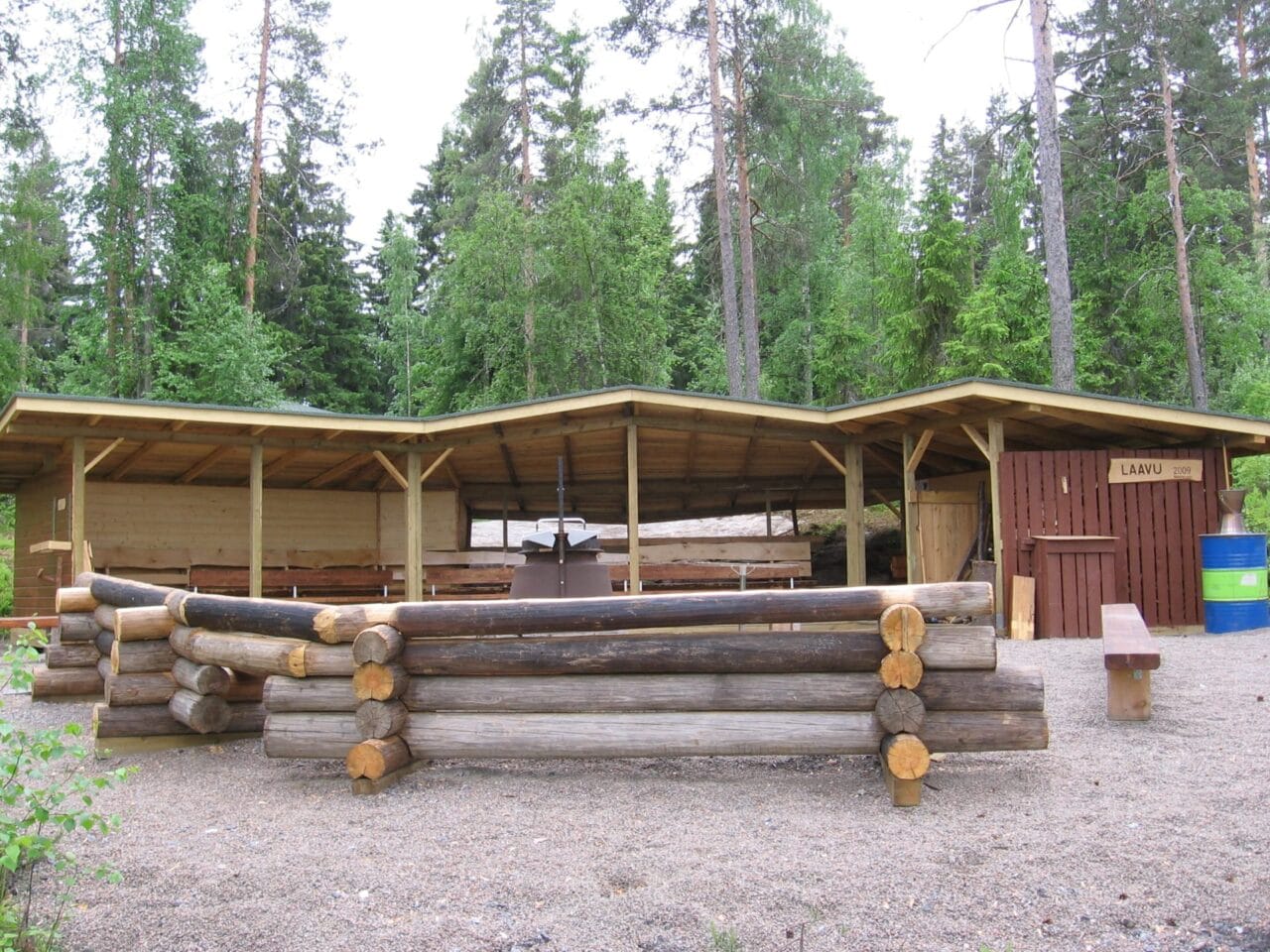 Vallitun leirikeskuksen laavu