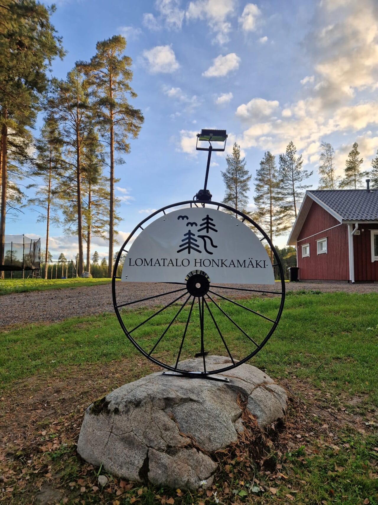 Lomatalo Honkamäki, etupiha näkymä