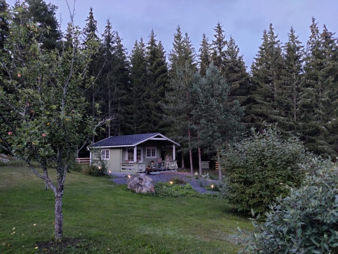 Satukurki-mökki Kommeen Kurjen pihapiirissä Sastamalassa