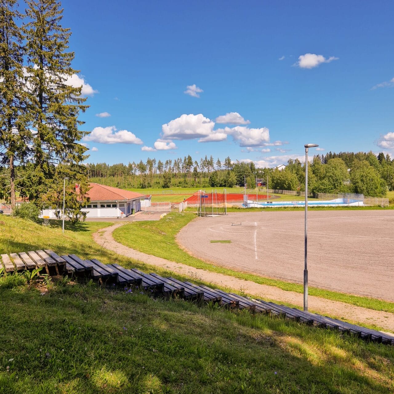 Punkalaitumen urheilualue Vartiola, kuvassa kuntoportaat ja pesäpallokenttä, taustalla näkyy urheilurata.