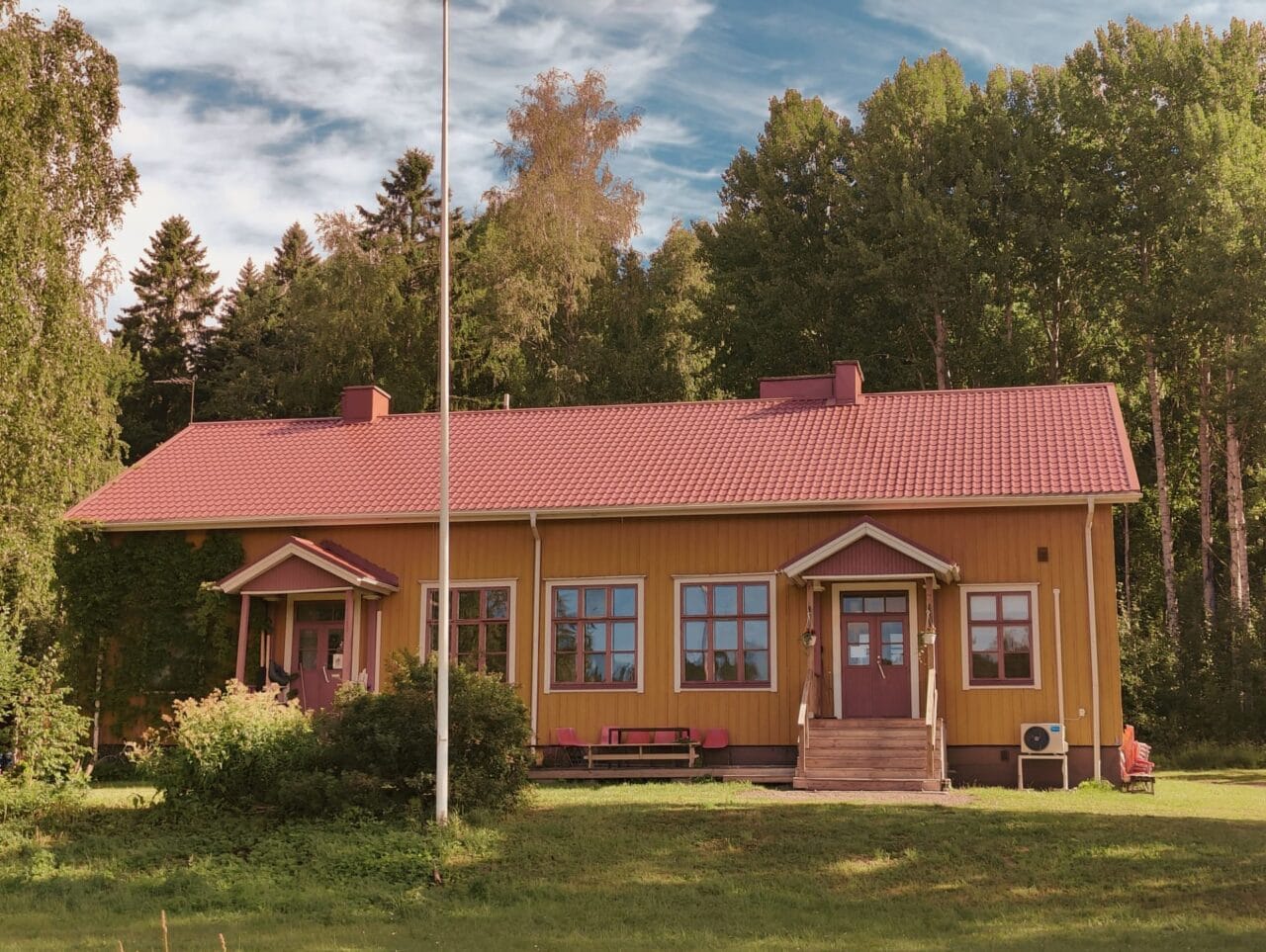 Majaalahden kylätalo kesällä