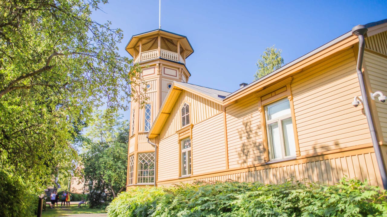 Sastamalan seudun museon rakennus puutarhassa, kulkee myös nimellä Tornihuvila.
