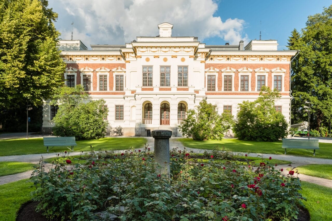 Hatanpään Kartano kutsuu sinut kahvilaan herkuttelemaan kuplavohvelilla tai nauttimaan lounasta.