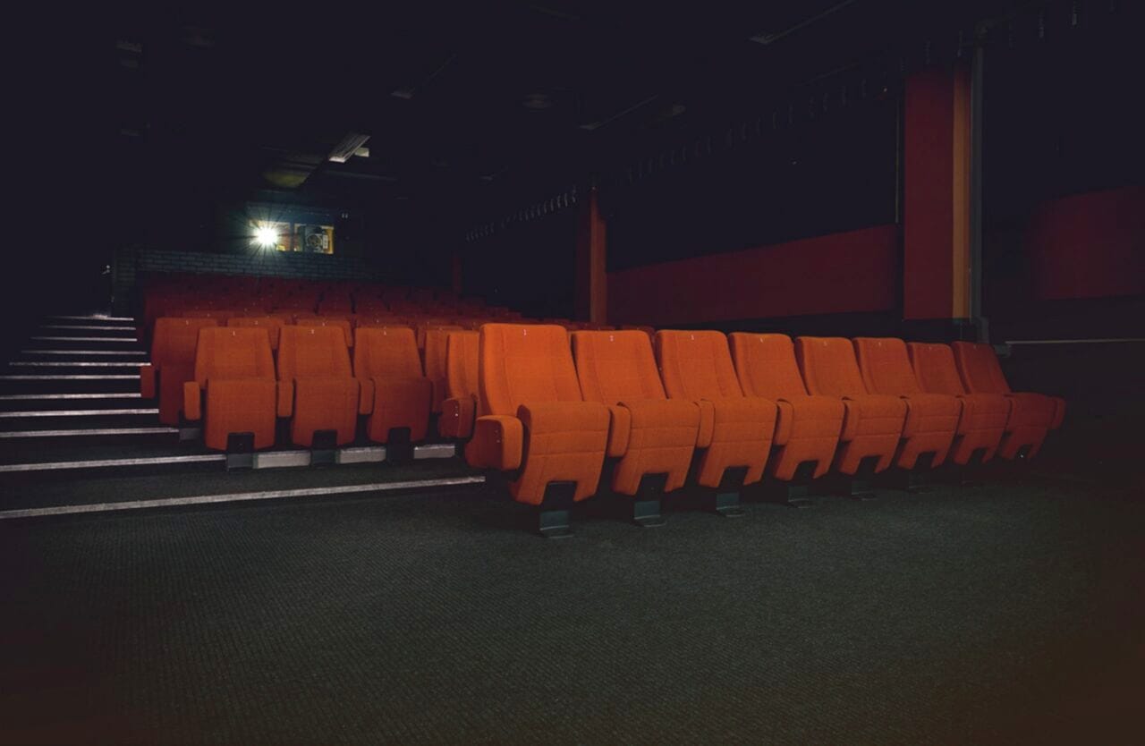 Meillä on 128 istumapaikkaa 13 rivissä. Kaksi ensimmäistä riviä ovat lattiatasossa, loput 11 riviä nousevat portaittain. / We have 128 seats in 13 rows. The first two rows are at floor level, the rest of the auditorium rises gradually.