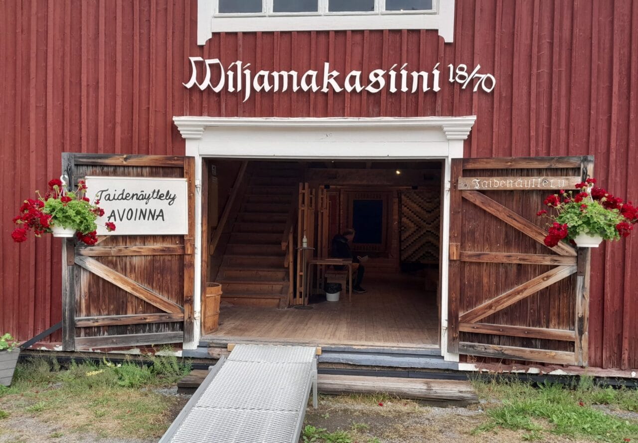 The entrance to the first floor and tourist information is also suitable for wheelchairs.