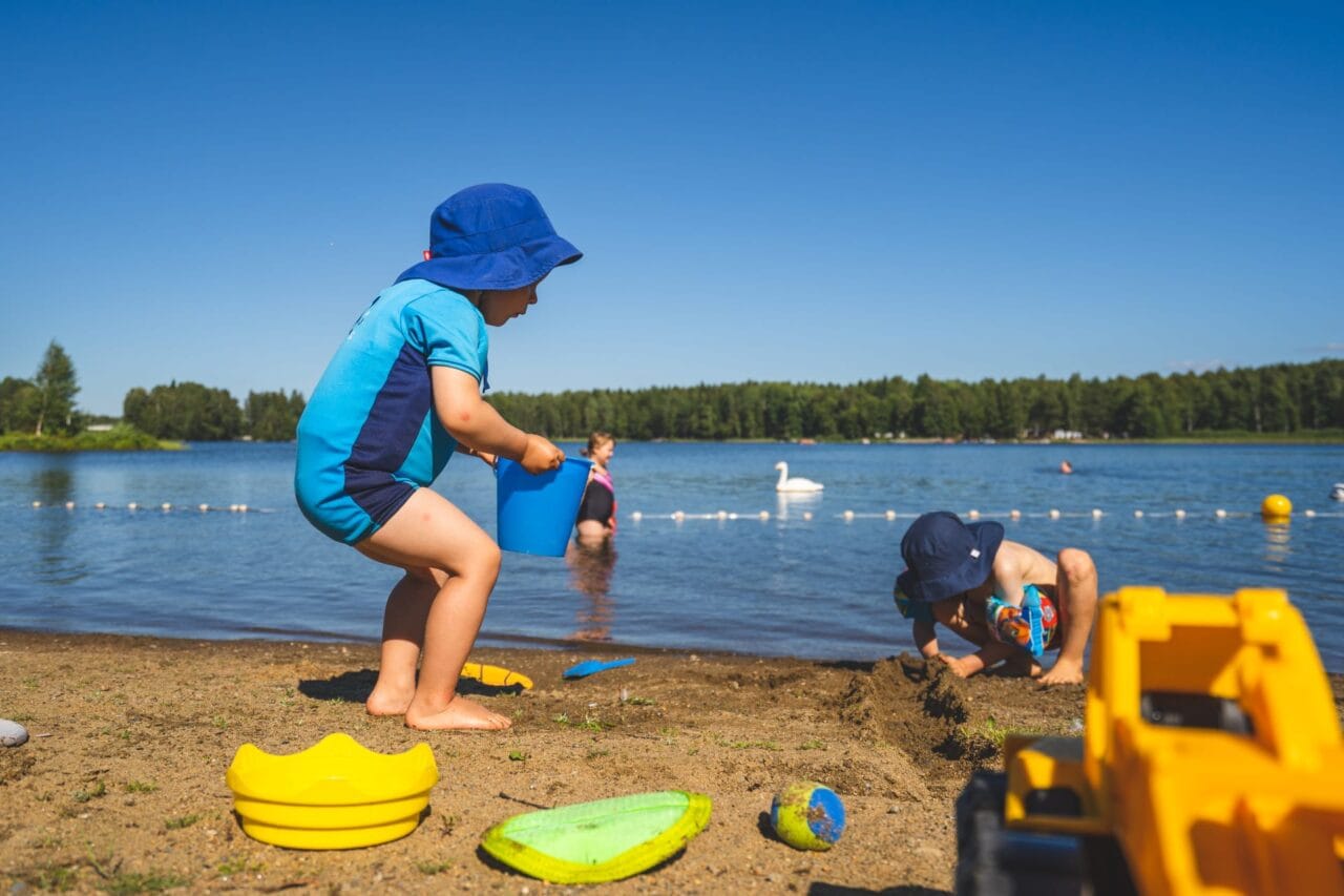 Kids are playing by the beach at Apianlahti beach in Valkeakoski.