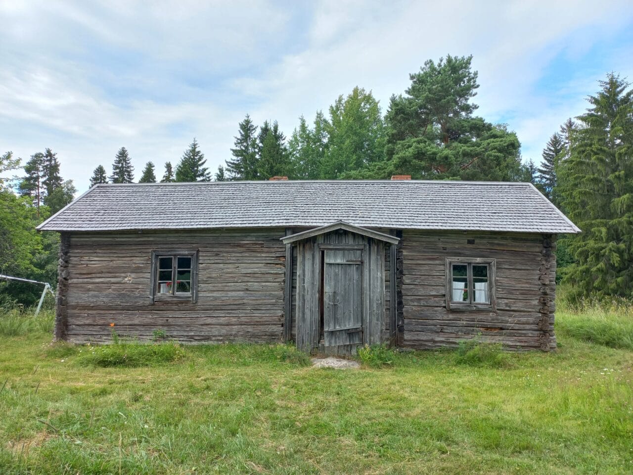 Myllykolun rakennus edestä päin, kuvassa sisäänkäynti