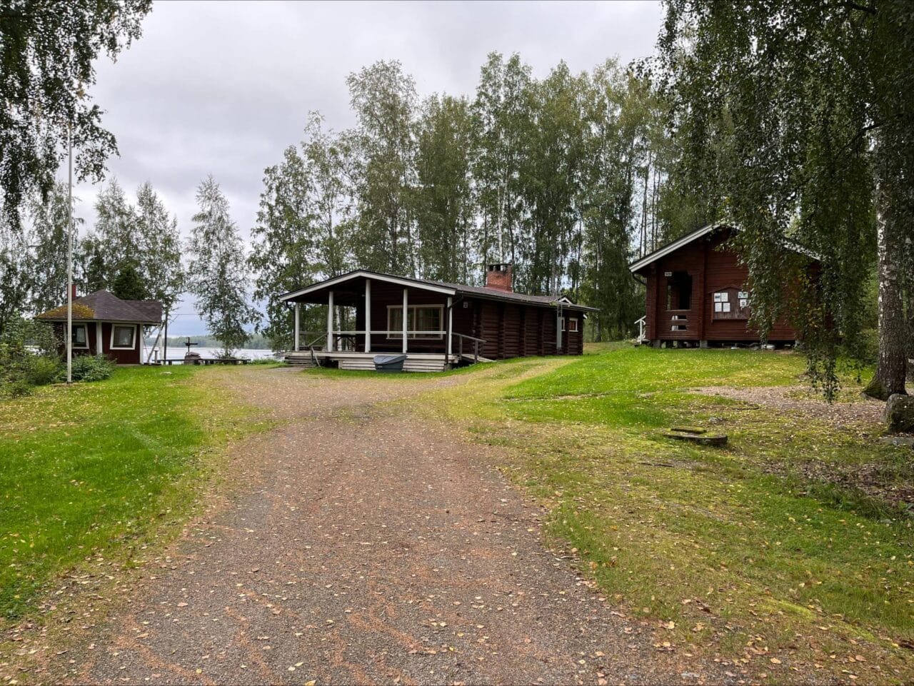 Päärakennus ja majoitusrakennus