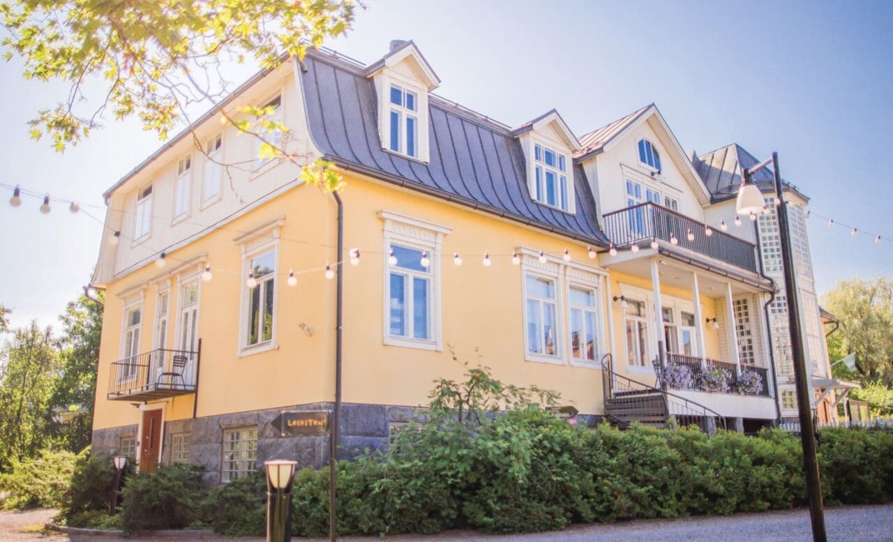 Pukstaavin museorakennus on 1920-luvun kaunis taittokattoinen talo, jossa on pieniä ullakkoikkunoita.