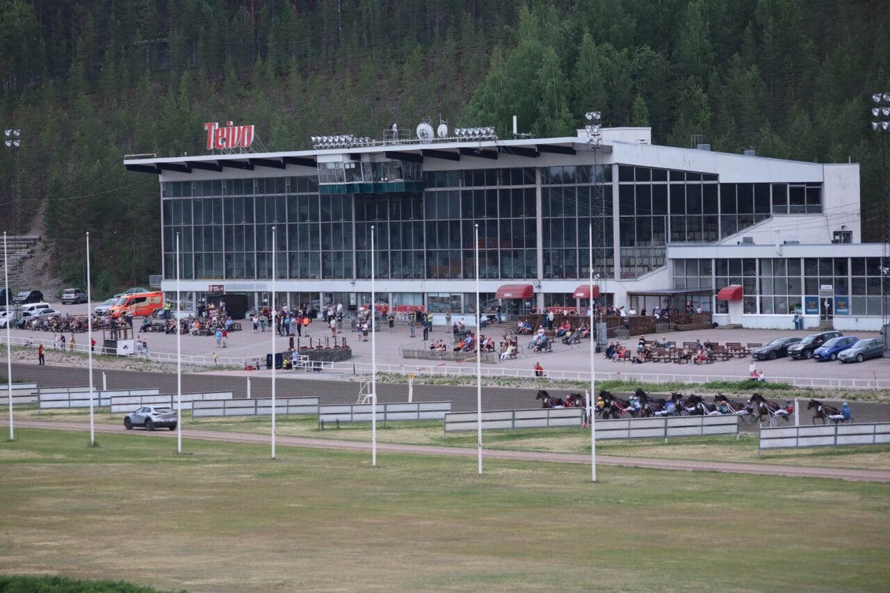 Teivon Ravikeskus ulkoa kuvattuna kesällä