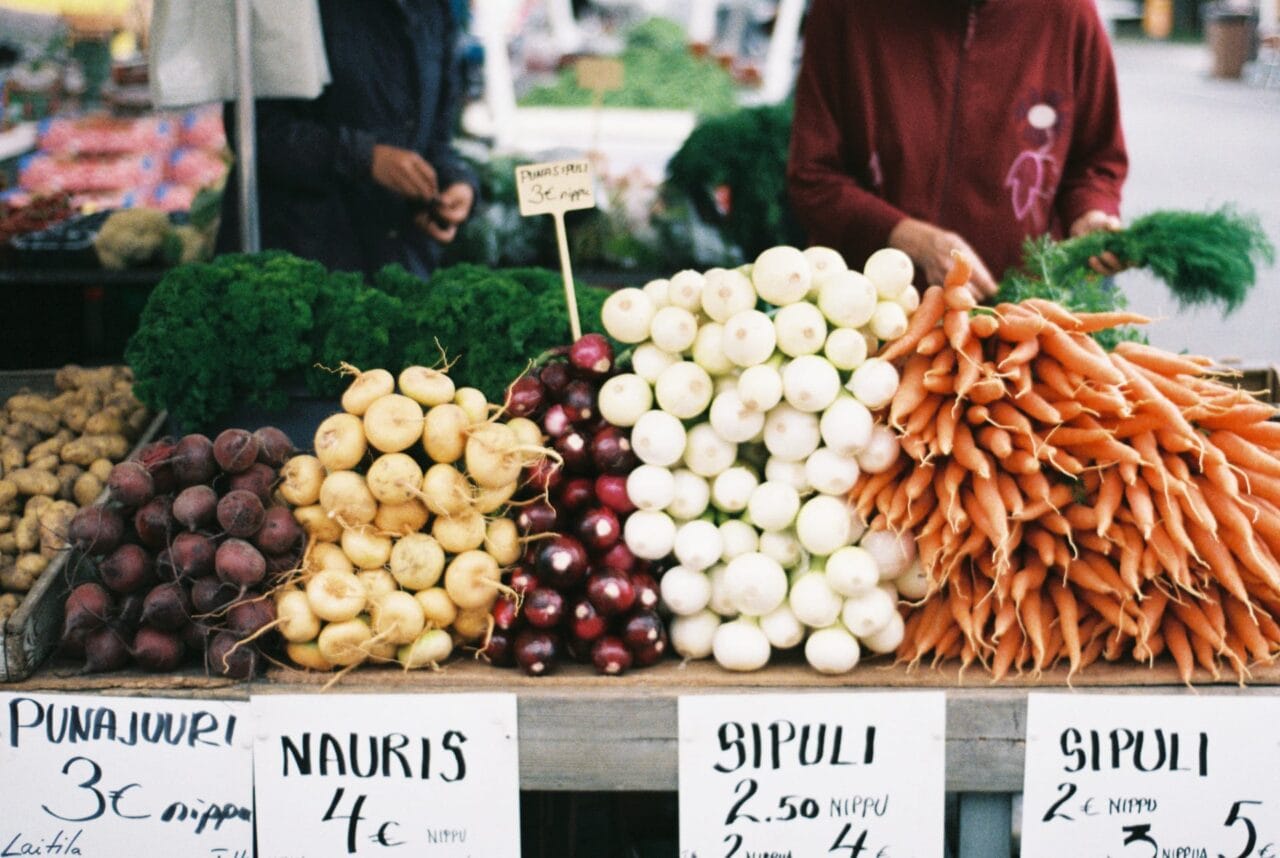 Onions and carrots for sale in Tammelantori.
