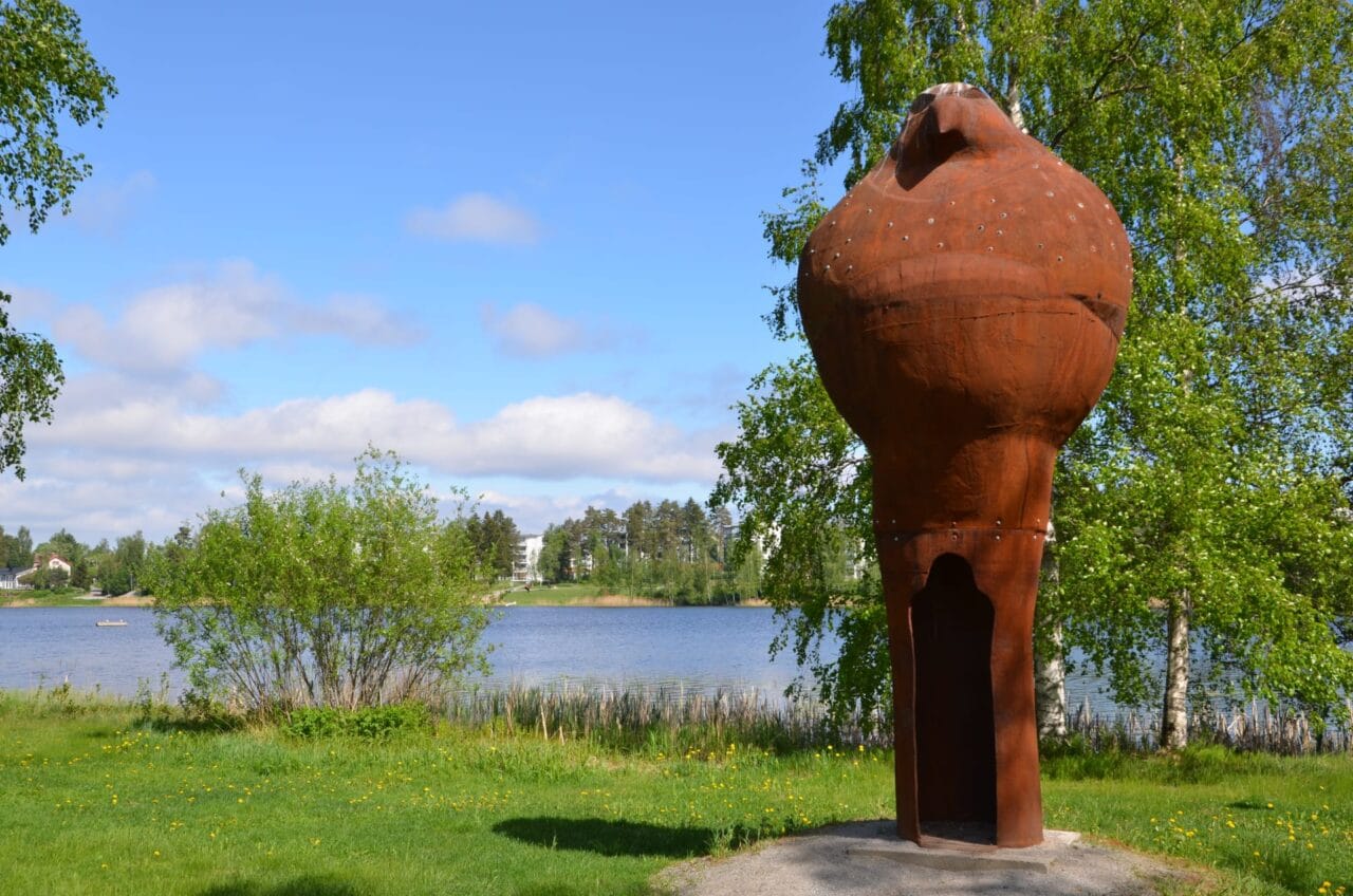Vähäjärven rannalla korkea lintuveistos