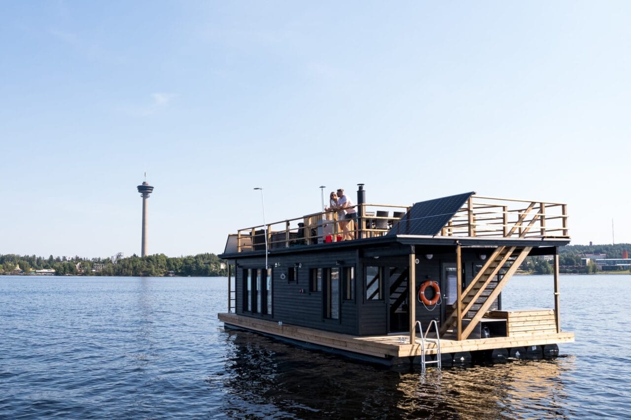 Sauna boat close by the Näsinneula.