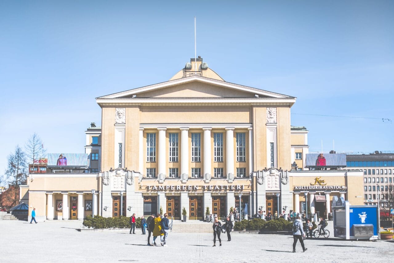 Tampereen Teatterin julkisivu Keskustorilta katsottuna