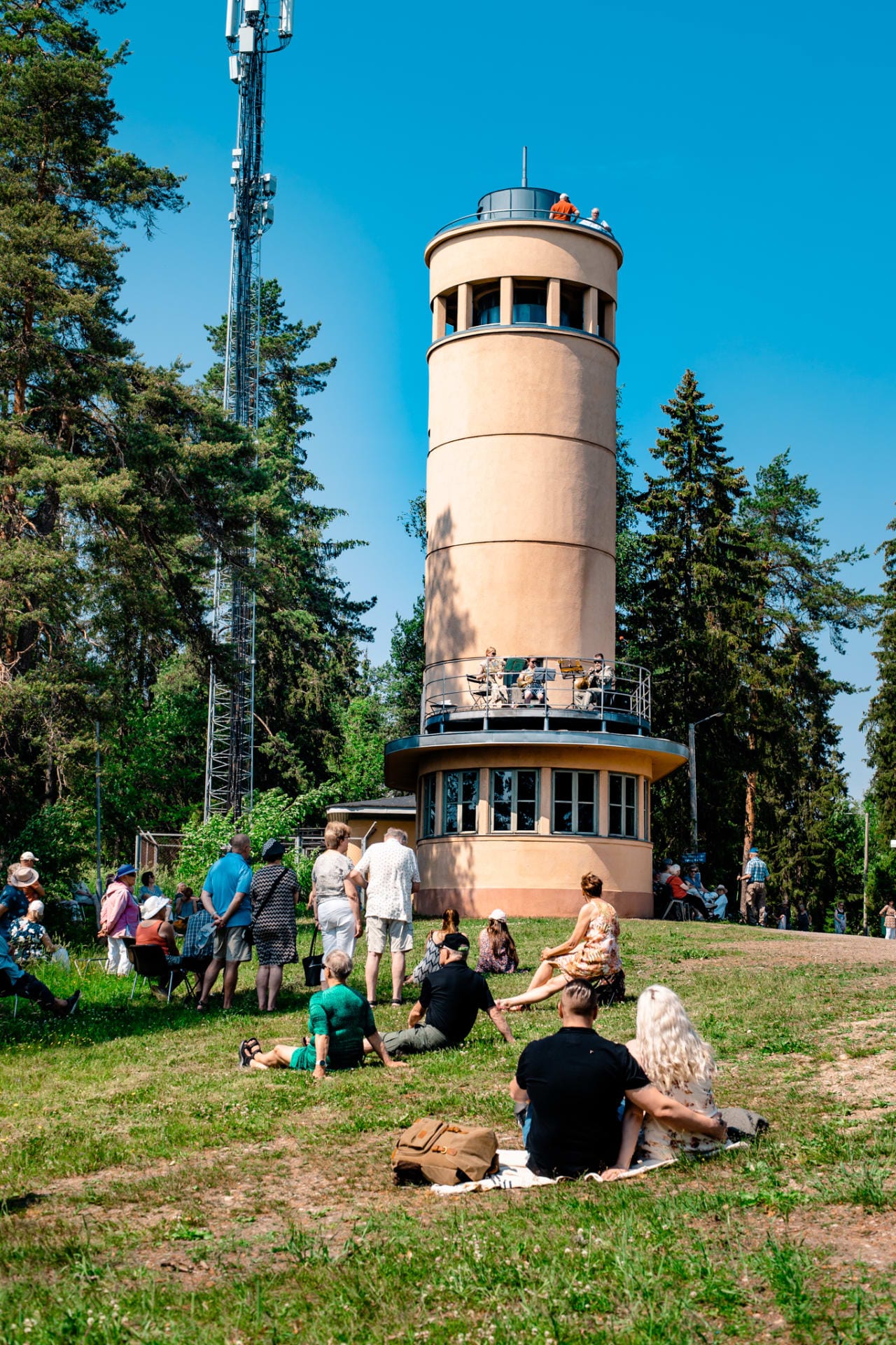 People having a picnic at Kirkkoharju Observation Tower