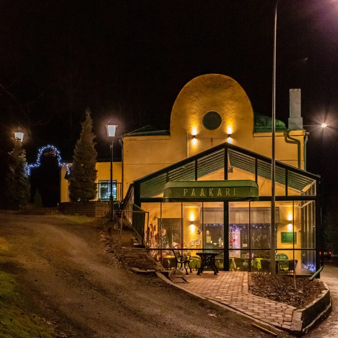 Rakennus iltavalaistuksessa
