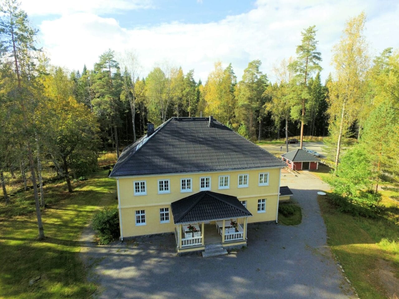 Main building of the historical Metsälinna Manor