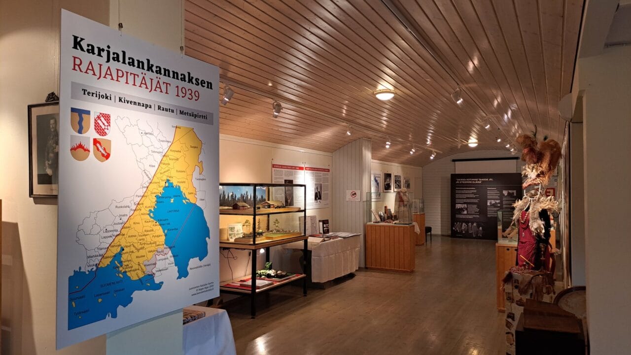 Kuva historiaa esittelevästä näyttelystä