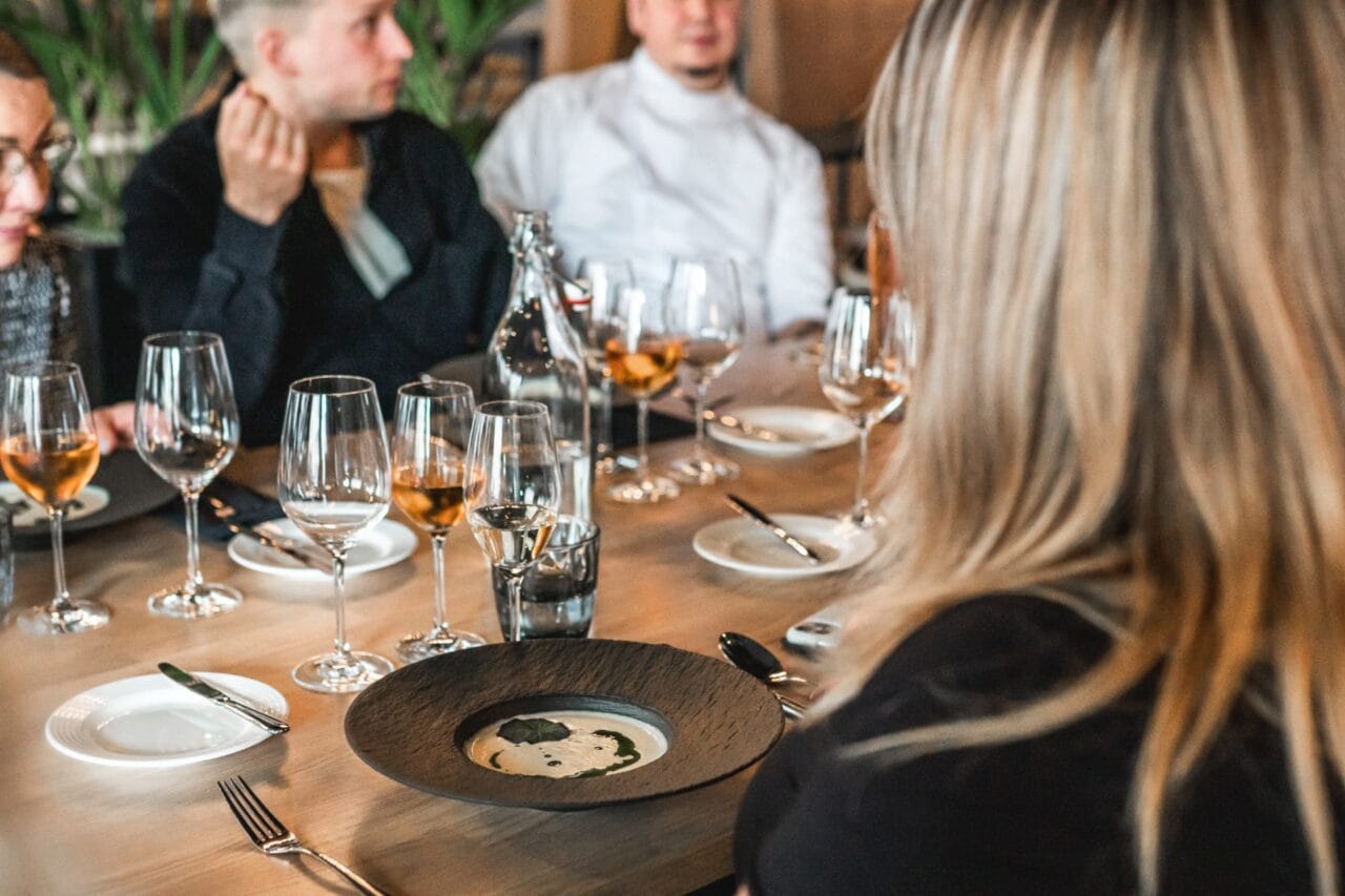Asiakkaita lounaalla Lounas- ja tilausravintola Koskessa