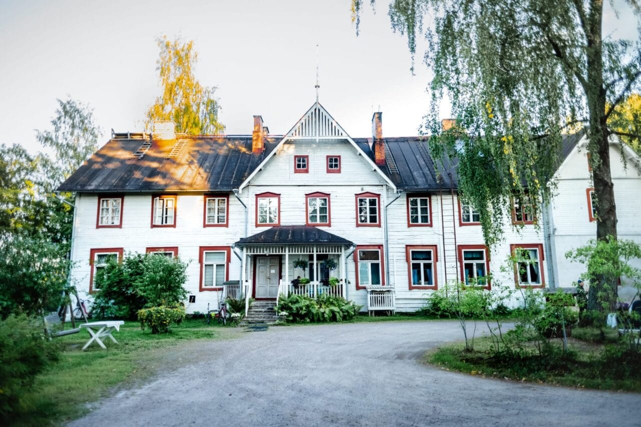 Kuvassa Kangasalan Lepokodin päärakennus