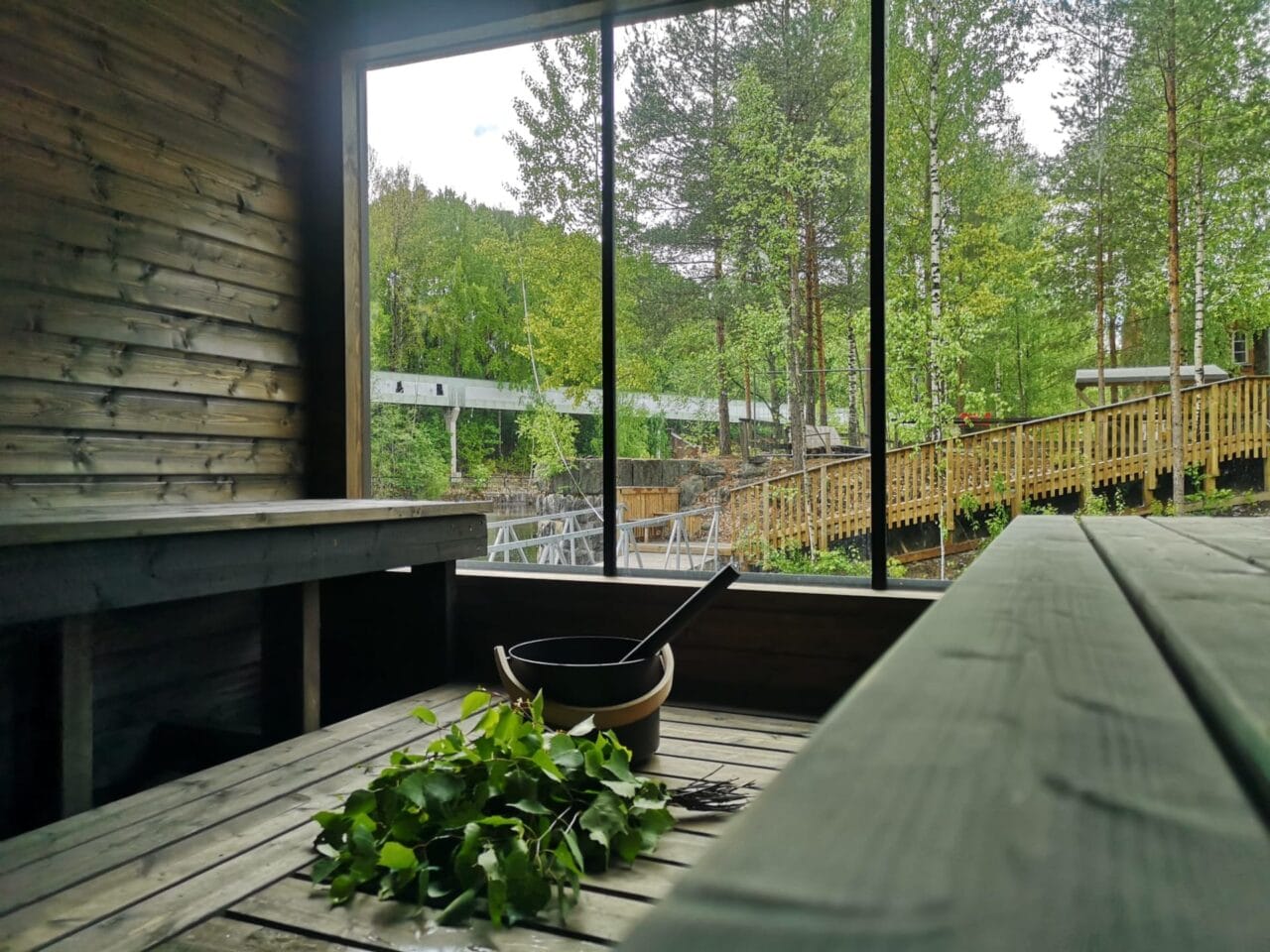 Saunan yksi seinä on pelkkää ikkunaa.