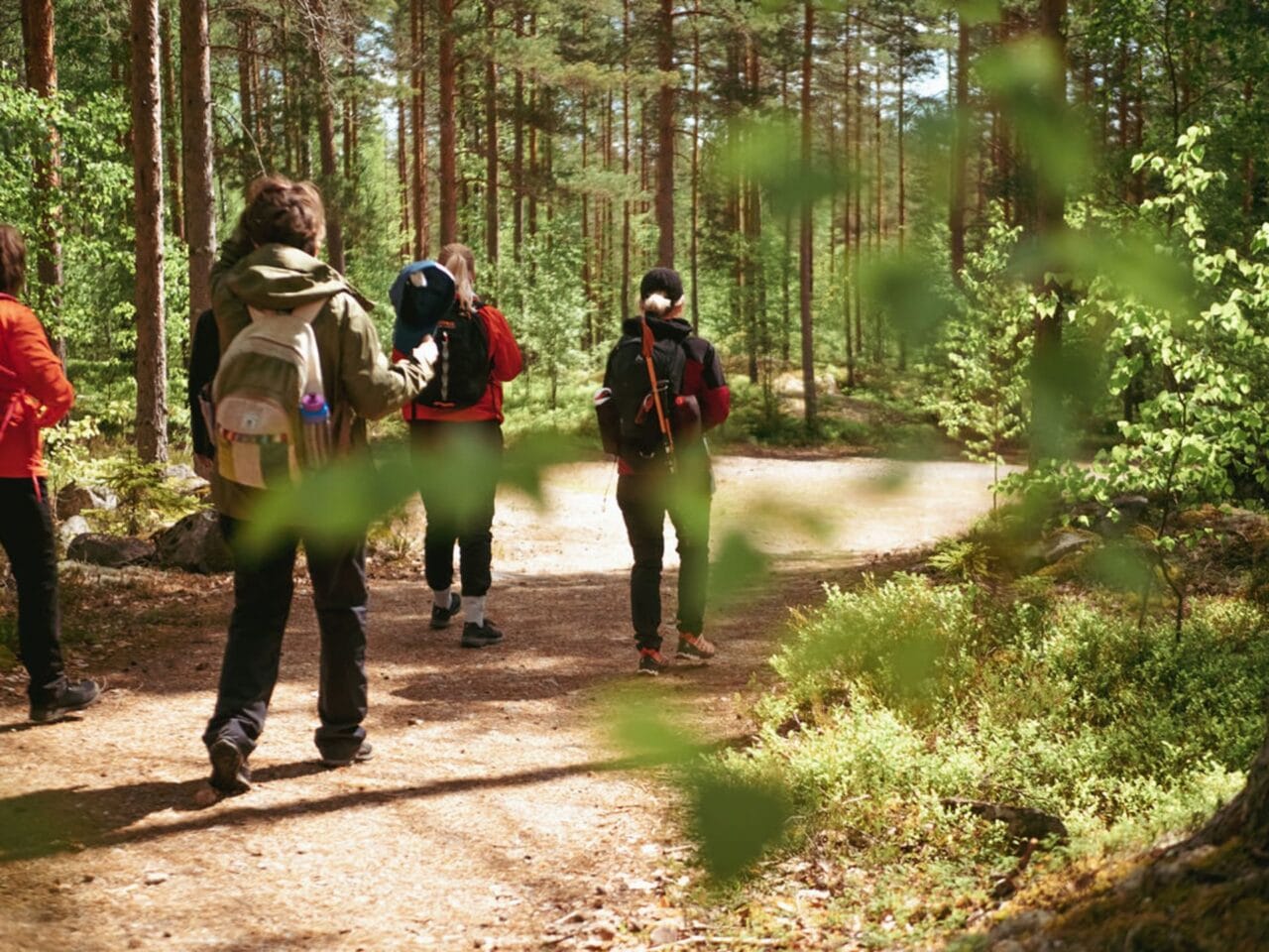 Patikoijia luonnossa/ hikers in nature