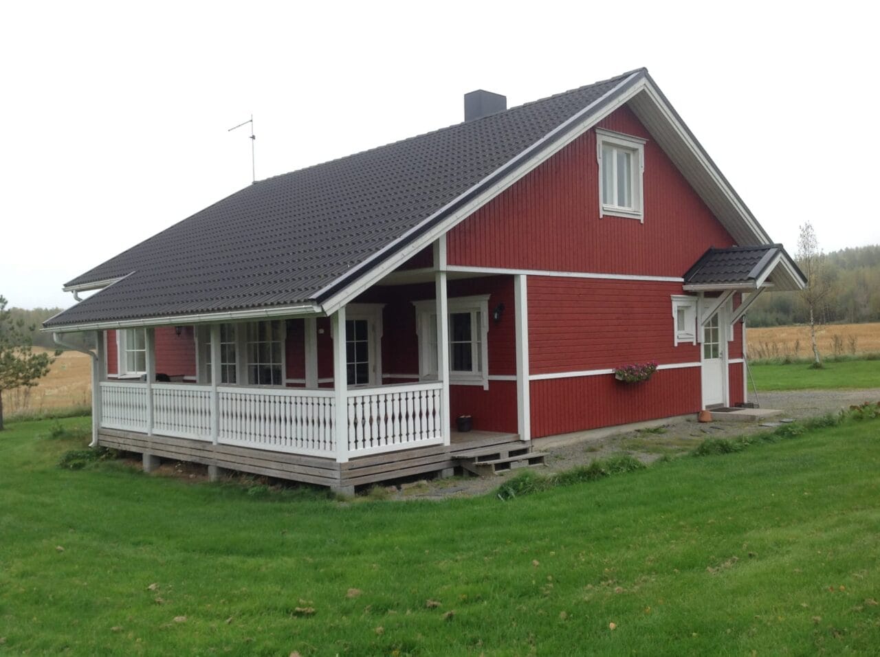 Punainen mökki ulkoa sivusta