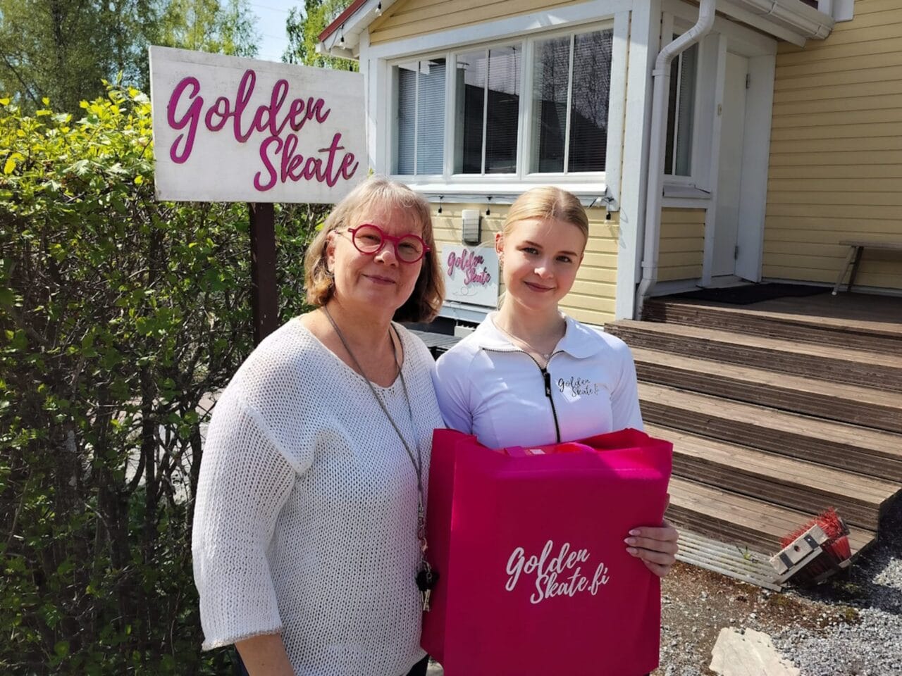 Golden Skaten yrittäjä Pia Hartman ja taitoluistelija Nella Pelkonen seisovat Golden Skaten myymälän edustalla Tampereella.