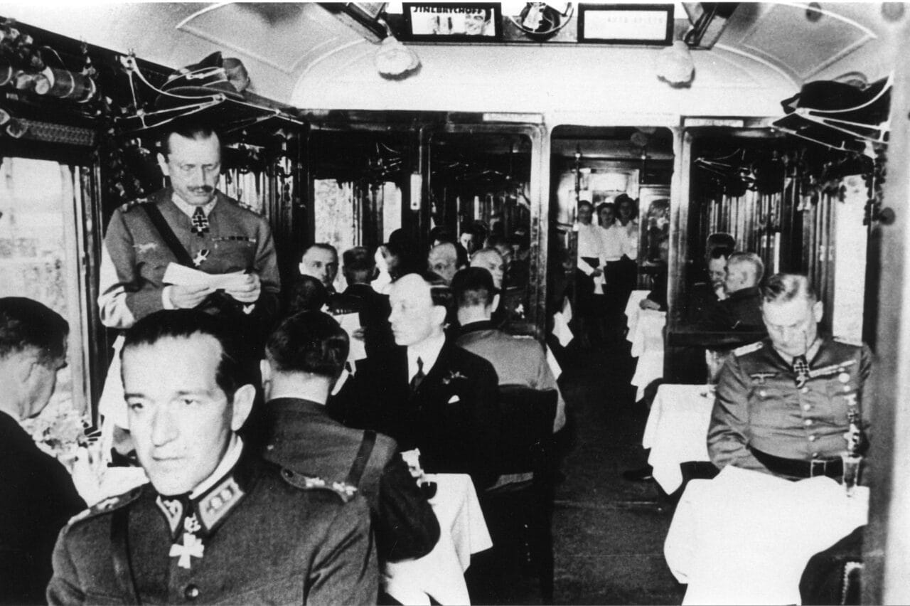 Mannerheim pitämässä kiitospuhetta 75-vuotissyntymäpäivänään
