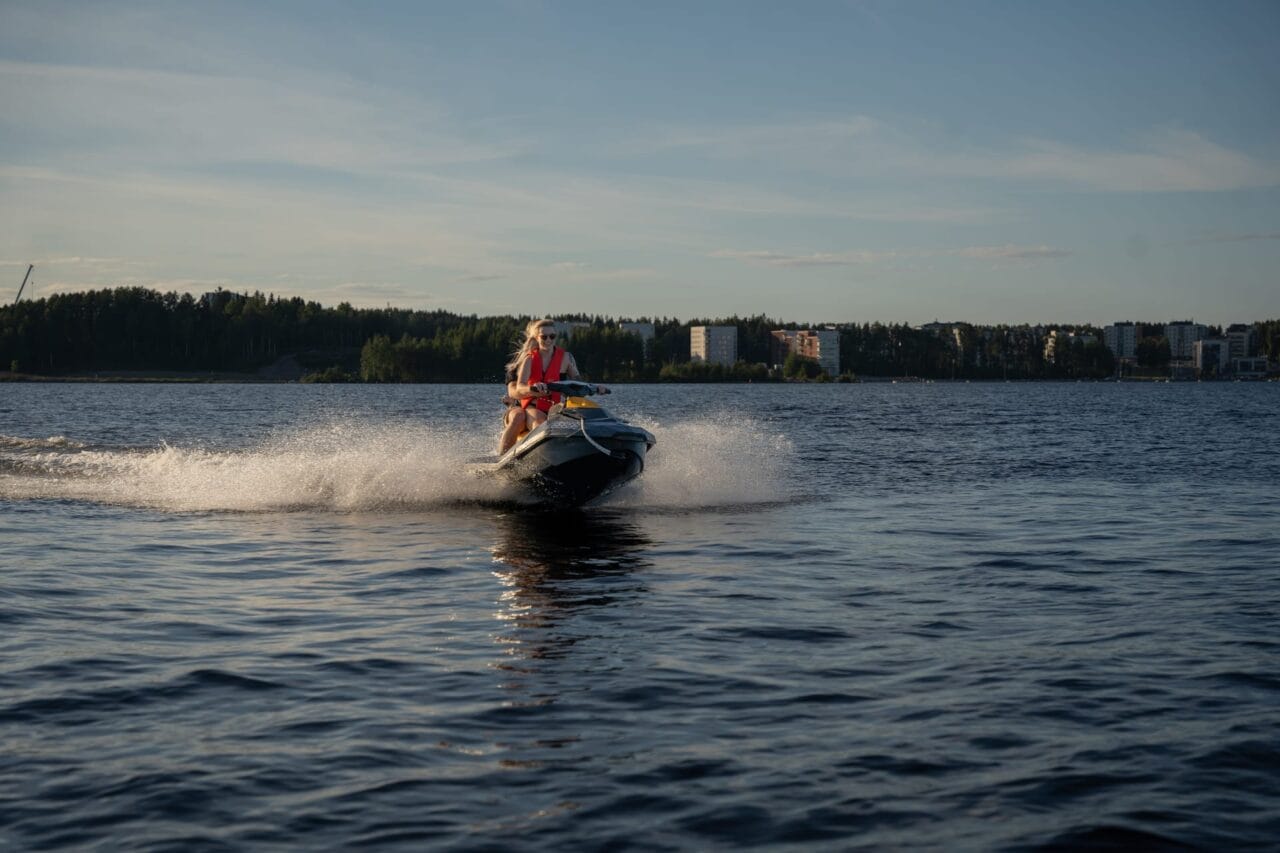 Henkilö ajaa vesijetillä järvellä