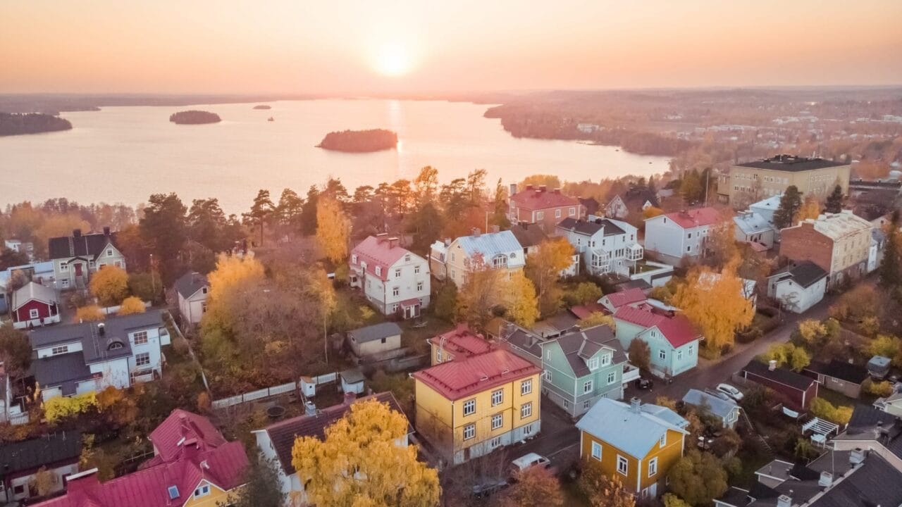 Värikkäitä taloja ja syksyn ruskaa Pispalassa ylhäältä päin kuvattuna