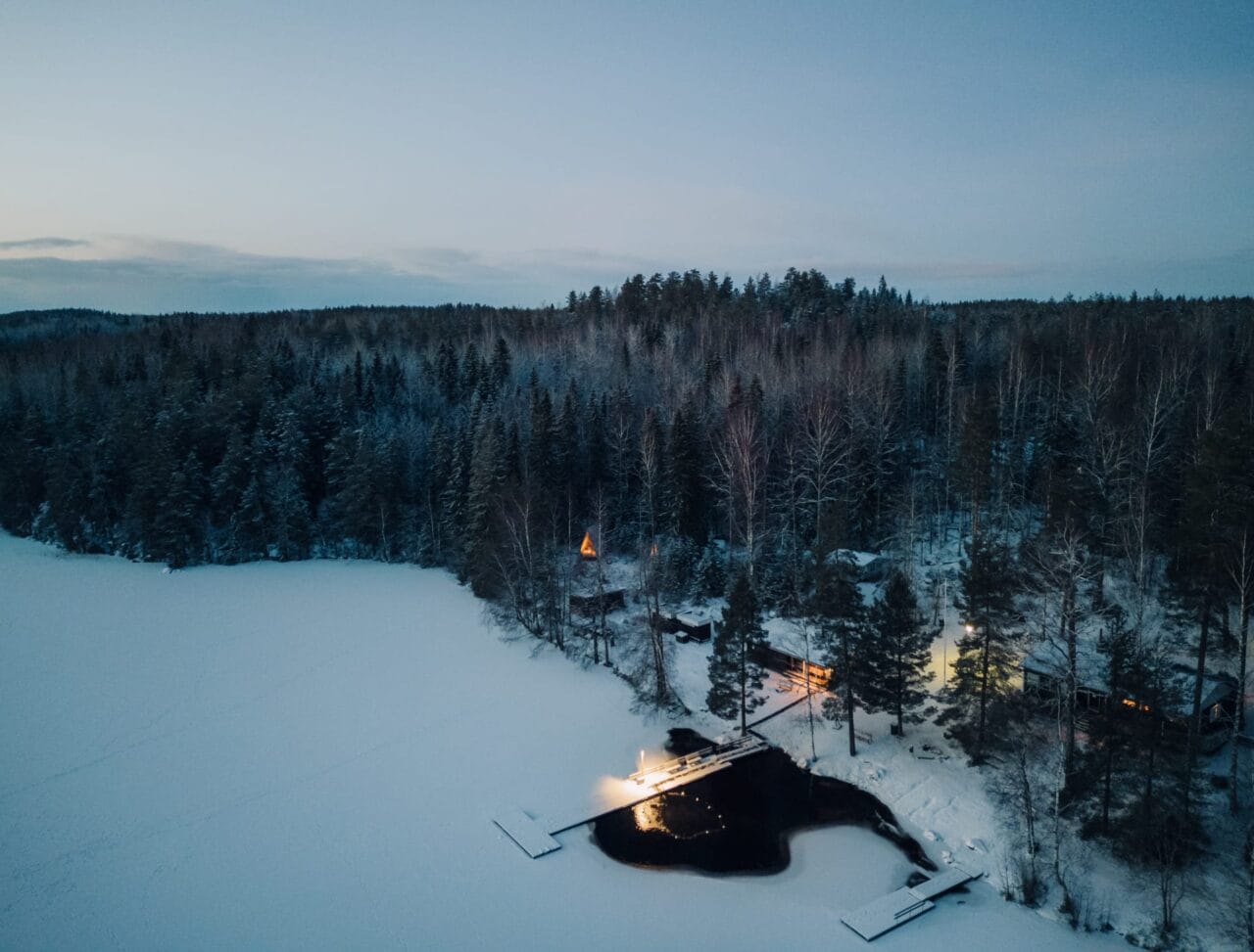 Arajärven sauna ylhäältä päin kuvattuna talvella
