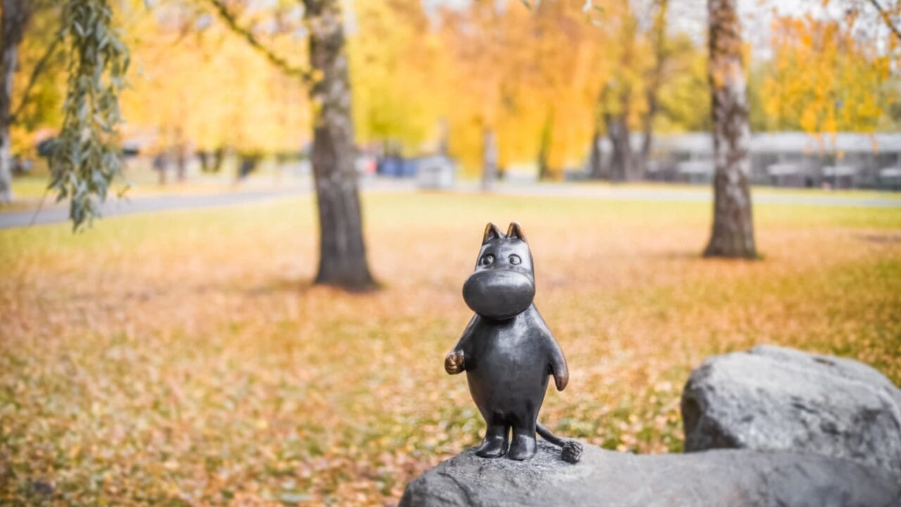 Muumipeikko-patsas ruskan keskellä