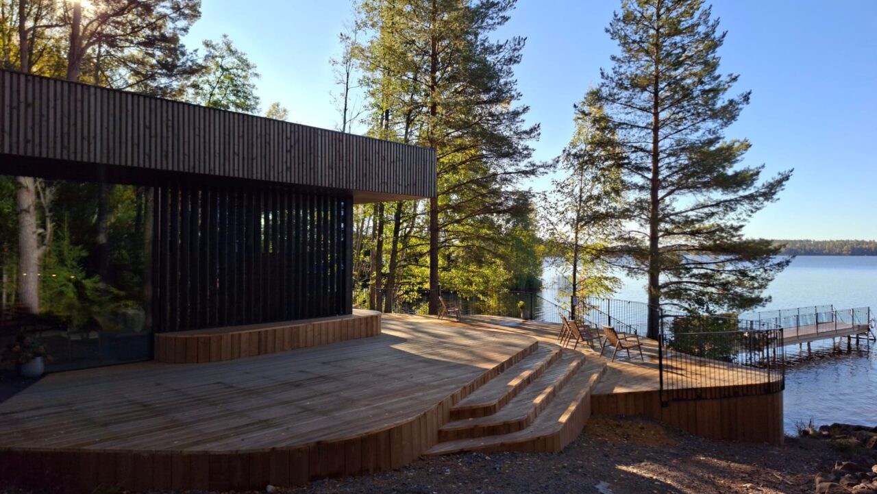 Lempee Sauna terrace and pier on the shore of Lake Pyhäjärvi on a sunny autumn day