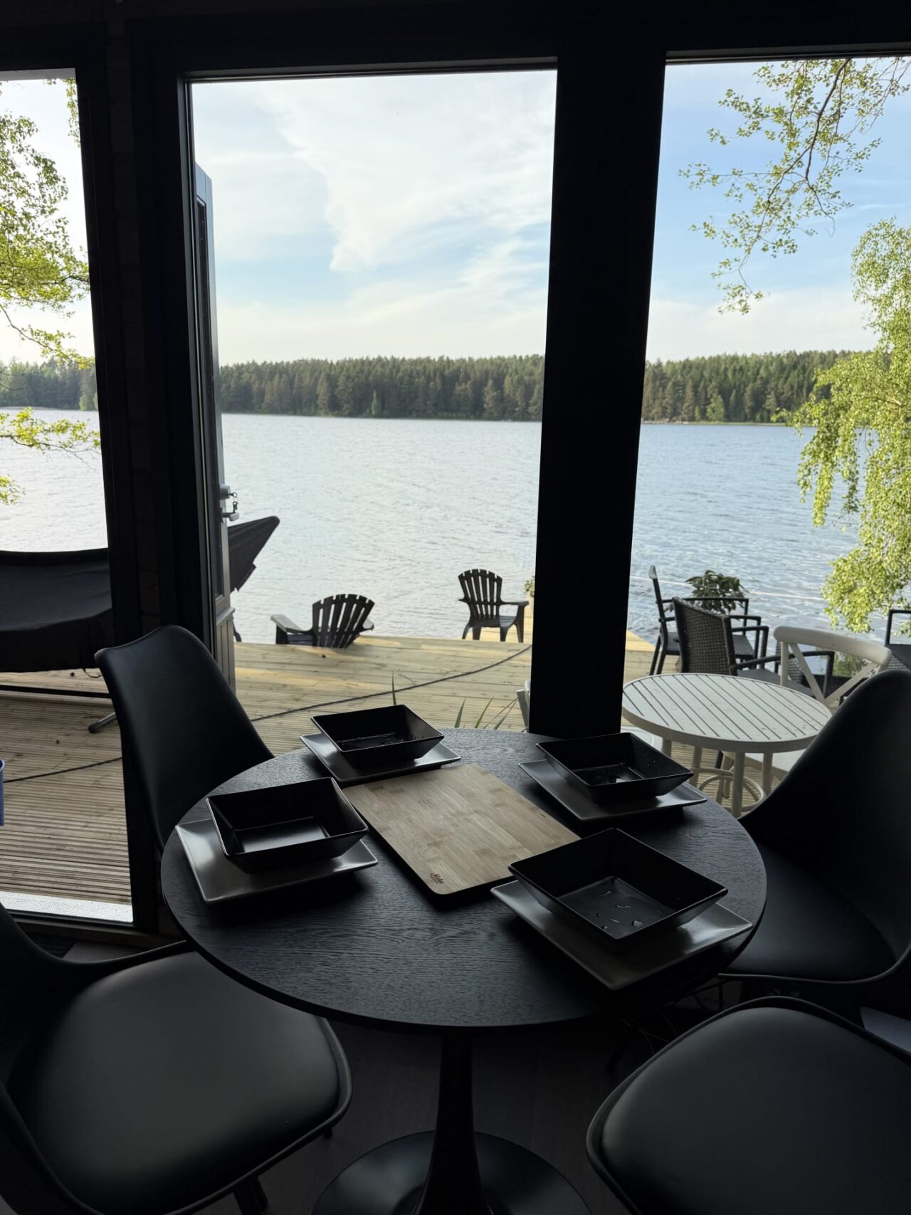 Ruokapöytä ja näkymä järvelle